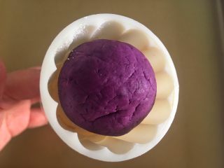 紫麻薯糕,放入50g月饼模具压好，烤箱预热160度