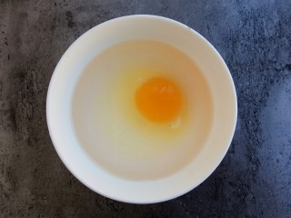 鲜美爽滑～日本豆腐炖鸡蛋,鸡蛋打入温开水中