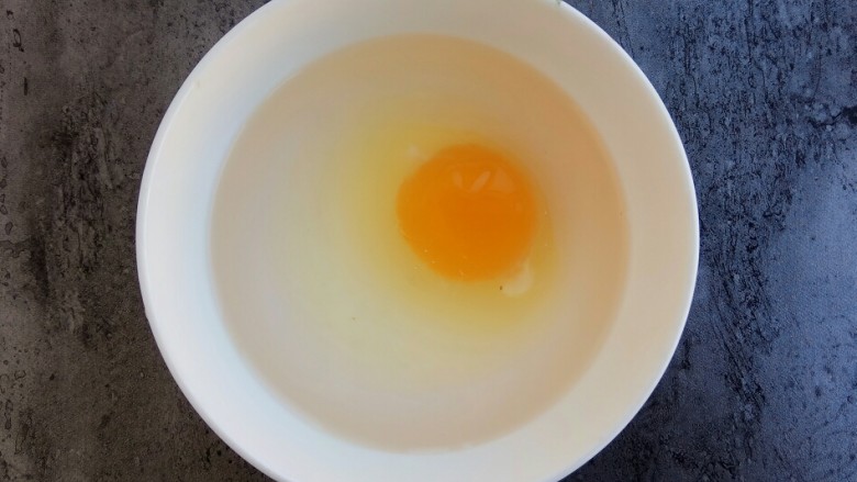 鲜美爽滑～日本豆腐炖鸡蛋,鸡蛋打入温开水中