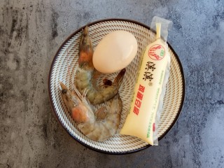 鲜美爽滑～日本豆腐炖鸡蛋,首先准备好食材：鸡蛋豆腐、鲜虾、鸡蛋、凉开水半碗