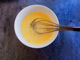 鲜美爽滑～日本豆腐炖鸡蛋,用打蛋器把鸡蛋搅散均匀