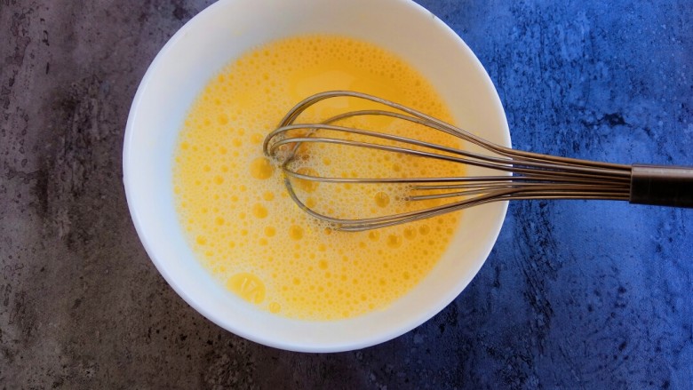 鲜美爽滑～日本豆腐炖鸡蛋,用打蛋器把鸡蛋搅散均匀