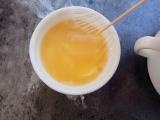 鲜美爽滑～日本豆腐炖鸡蛋,将蛋液装入容器中，盖上保鲜膜，再用牙签插几个小眼