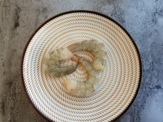 鲜美爽滑～日本豆腐炖鸡蛋,大虾洗干净去壳