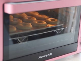 家有烤箱+萌宠甜甜圈,烤箱提前预热150度，烤20-25分钟