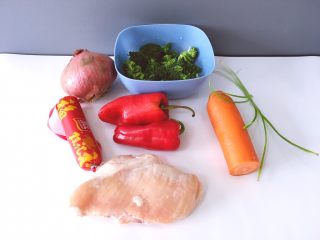 干锅鸡肉烩,将鸡胸肉，胡萝卜，红辣椒，火腿肠，洋葱，西兰花香葱准备好