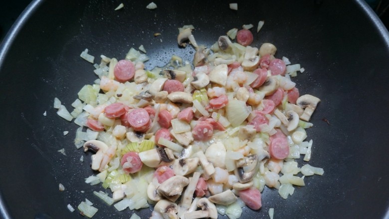 秋冬必吃之意大利黑松露炖饭,盖锅盖焖约2分钟后，打开继续翻炒一下，以免粘锅。

这时能看到蘑菇已经软了。