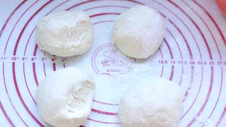 中种老式面包,分割成四等份，滚圆。盖保鲜膜静置10分钟。