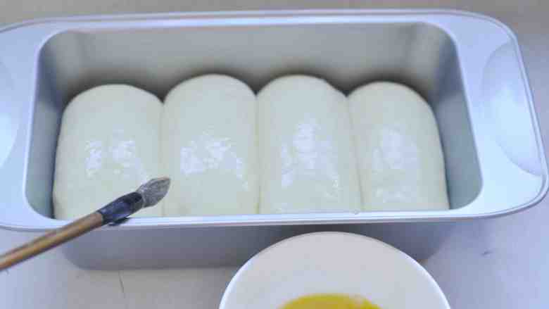 中种老式面包,取出，表面刷上蛋液。