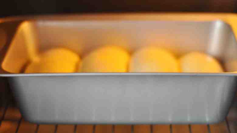 中种老式面包,送入预热好的烤箱，中下层，180度，35分钟，表面上色后可以加盖锡纸，或者调低上管温度。