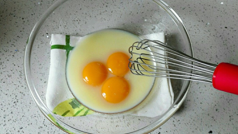 教你做不开裂不回缩的纸杯戚风蛋糕,加入3个蛋黄搅拌均匀。
