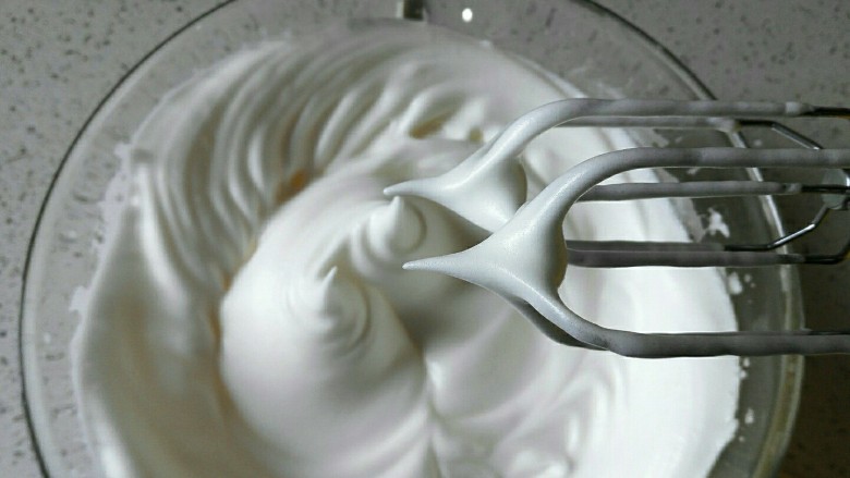 教你做不开裂不回缩的纸杯戚风蛋糕,打发至干性发泡，提起打蛋器蛋白呈现直立的尖角。