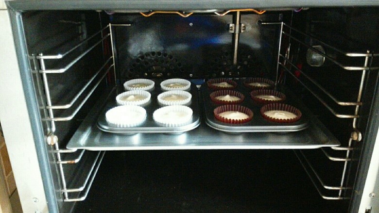 教你做不开裂不回缩的纸杯戚风蛋糕,烤箱提前预热130度，将蛋糕放入烤箱中层130度烤30分钟，在将烤箱温度调到150度烤20分钟。