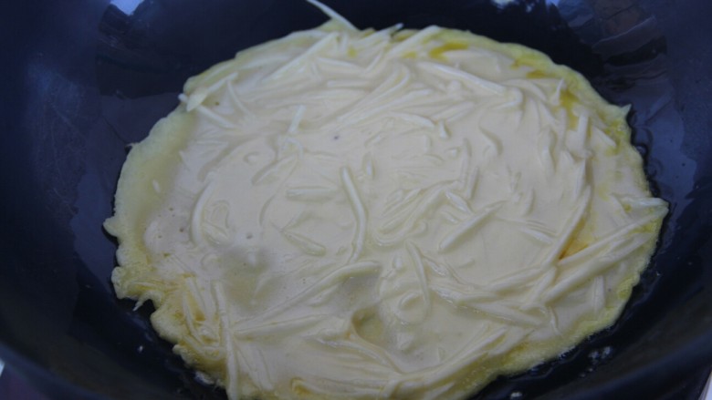 韩国辣酱土豆丝饼,把土豆丝鸡蛋液倒入