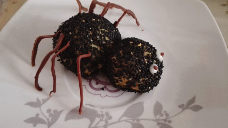 万圣节之黑芝麻球——蜘蛛&小精灵,按图把蜘蛛组装好，就完成了。