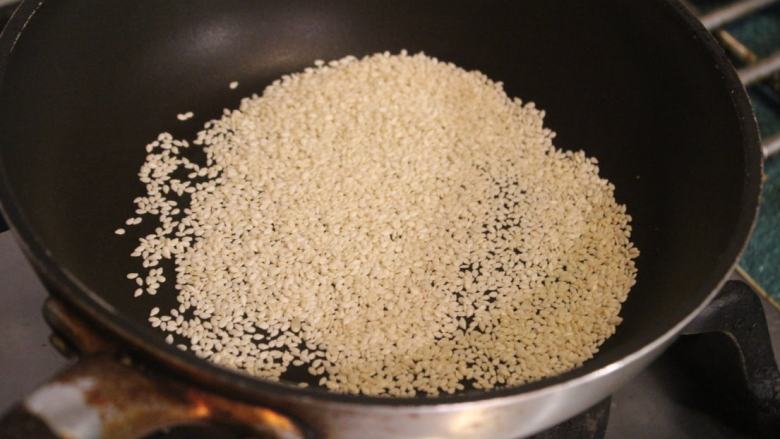 糙米浆,平底锅小火干锅将芝麻和花生粉煎出香味。