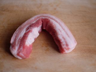 【生活小技巧】の五花肉如何切薄片,把肉放到冷冻室里一个小时左右，拿出来五花肉表面已经定型
