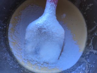 #家有烤箱#抹茶豆浆馅蛋糕卷,筛入低粉淀粉