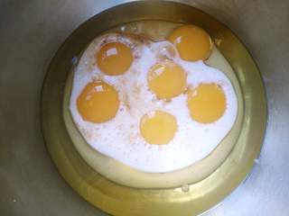 补血益气养颜佳品—红糖红枣戚风蛋糕,分蛋时，将蛋黄分入油奶混合液里