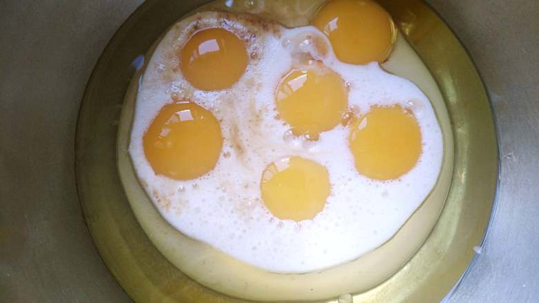 补血益气养颜佳品—红糖红枣戚风蛋糕,分蛋时，将蛋黄分入油奶混合液里