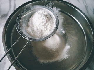 原味松饼,低筋面粉、泡打粉、细砂糖混合过筛。