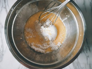原味松饼,将液体倒入粉类的盆子中。
