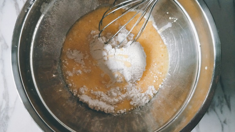原味松饼,将液体倒入粉类的盆子中。