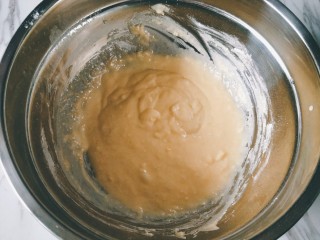 原味松饼,不停画圈搅拌至无干粉状态，有一定流动性的液体。