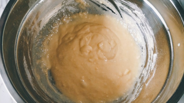 原味松饼,不停画圈搅拌至无干粉状态，有一定流动性的液体。