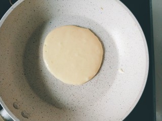 原味松饼,盛一大勺面糊倒入锅中。