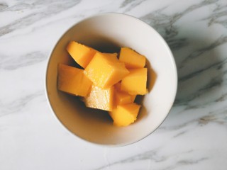 原味松饼,芒果切块，或者你可以用任何水果装饰。
