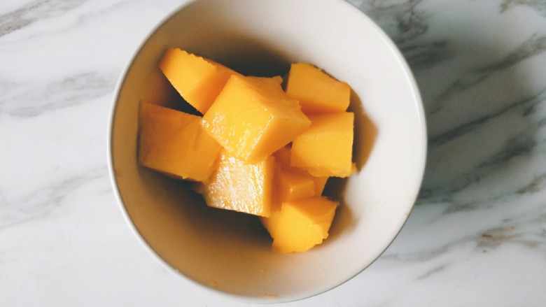 原味松饼,芒果切块，或者你可以用任何水果装饰。
