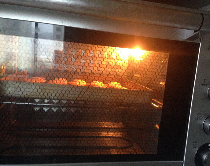 玛格丽特饼干,放入预热好的烤箱中层，上火170度，下火150度，烘烤18分钟