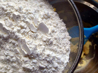 玛格丽特饼干,筛入低筋粉，玉米淀粉和盐