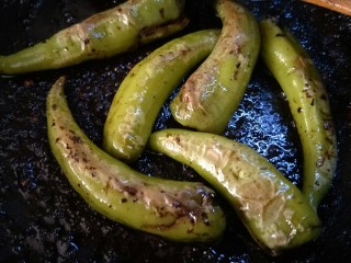 酱香版的虎皮尖椒,不停的翻炒均匀，等尖椒变了颜色，让每个尖椒都能被酱汁包裹均匀。