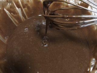 家有烤箱＋快手的巧克力杯子蛋糕,拌好的面糊提起滴落有明显的纹路