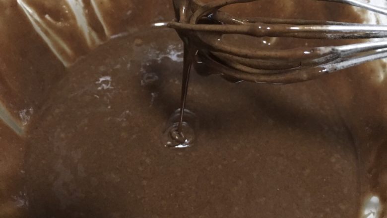 家有烤箱＋快手的巧克力杯子蛋糕,拌好的面糊提起滴落有明显的纹路