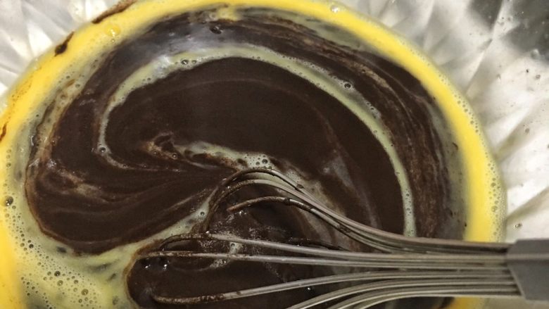 家有烤箱＋快手的巧克力杯子蛋糕, 等巧克力糊稍微放凉，将蛋液倒入，搅拌均匀
