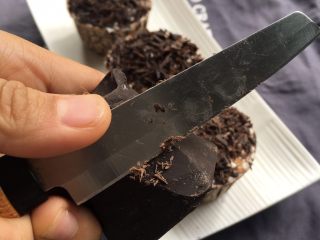 家有烤箱＋快手的巧克力杯子蛋糕,用刀削出巧克力碎屑