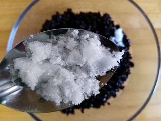 黑米雪花球,加入适量细砂糖（可以尝下米饭甜度适合，也可以不加糖）
朵妈偏爱甜食，加了几克糖