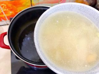 芝士火腿鸡蛋汤泡饭,水开后倒入菜汤！