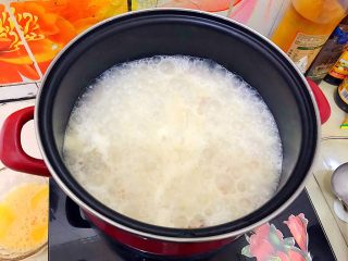 芝士火腿鸡蛋汤泡饭,煮两分钟，让芝士的味道能够融入每一粒米饭！