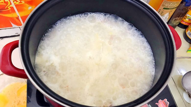 芝士火腿鸡蛋汤泡饭,煮两分钟，让芝士的味道能够融入每一粒米饭！