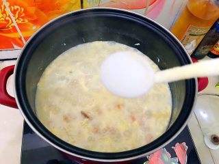 芝士火腿鸡蛋汤泡饭,加少量盐，由于芝士片本来就是有点咸味的，所以盐不用加太多！