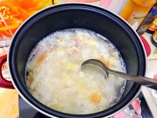 芝士火腿鸡蛋汤泡饭,用勺子搅拌一下，把米饭打散，煮一分钟！