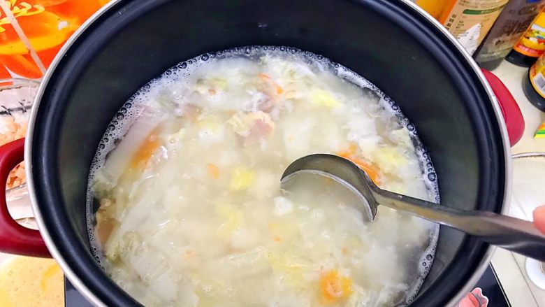 芝士火腿鸡蛋汤泡饭,用勺子搅拌一下，把米饭打散，煮一分钟！