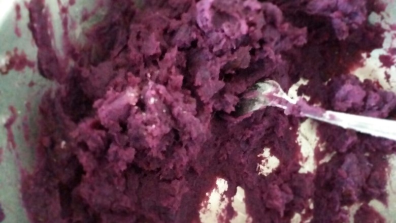 紫薯包包,<a style='color:red;display:inline-block;' href='/shicai/ 2643'>紫薯</a>上锅蒸，然后加糖捣成泥状备用