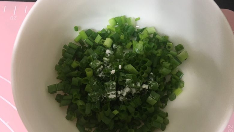 一次性发酵简单易做葱花卷,加一点食用小苏打，可以让葱蒸的时候保持绿色