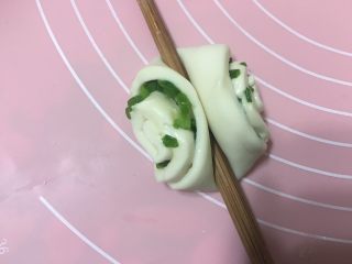 一次性发酵简单易做葱花卷,用筷子中间压到底即可