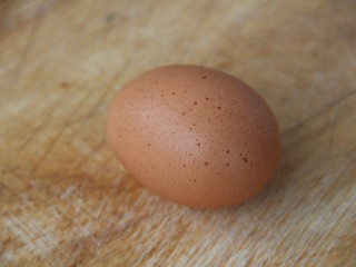 鸡蛋西红柿菠菜汤,准备一个鸡蛋
